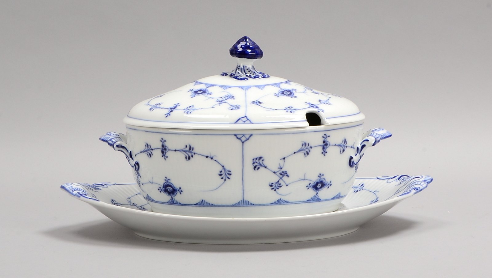 Royal Copenhagen, Deckelterrine mit UT, 'Musselmalet glatt', 'Strohblume' in Blau