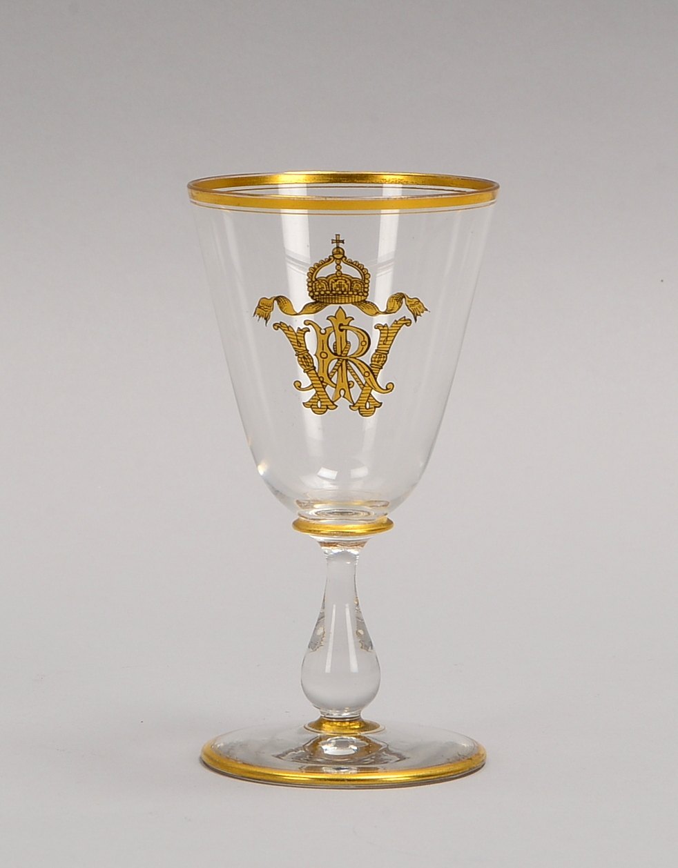 Weinglas (wohl Wilh. I.), farbl. Glas, mit Kaiserkrone, Akronym W.I.R.; Höhe 13 cm