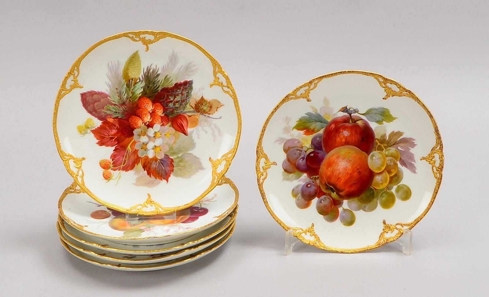 KPM Berlin, 6 Wandteller, Obstmotive, relief. Rocaillenrand, Wandaufh.; Ø 22 cm