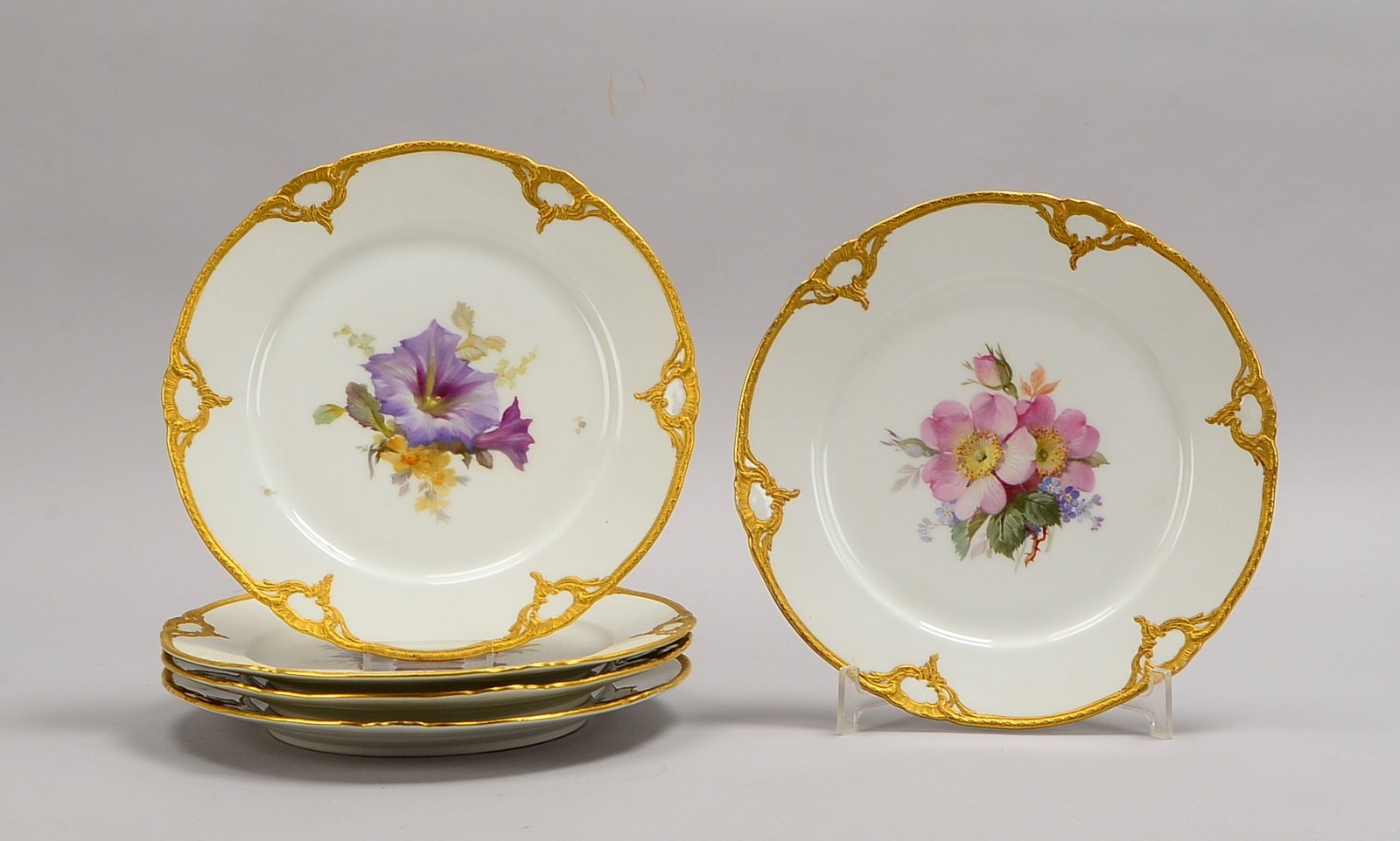 KPM Berlin, 5 Teller, Spiegel mit Weichmalerei, rocaill. Zierrand/verg.; Ø ca. 25 cm