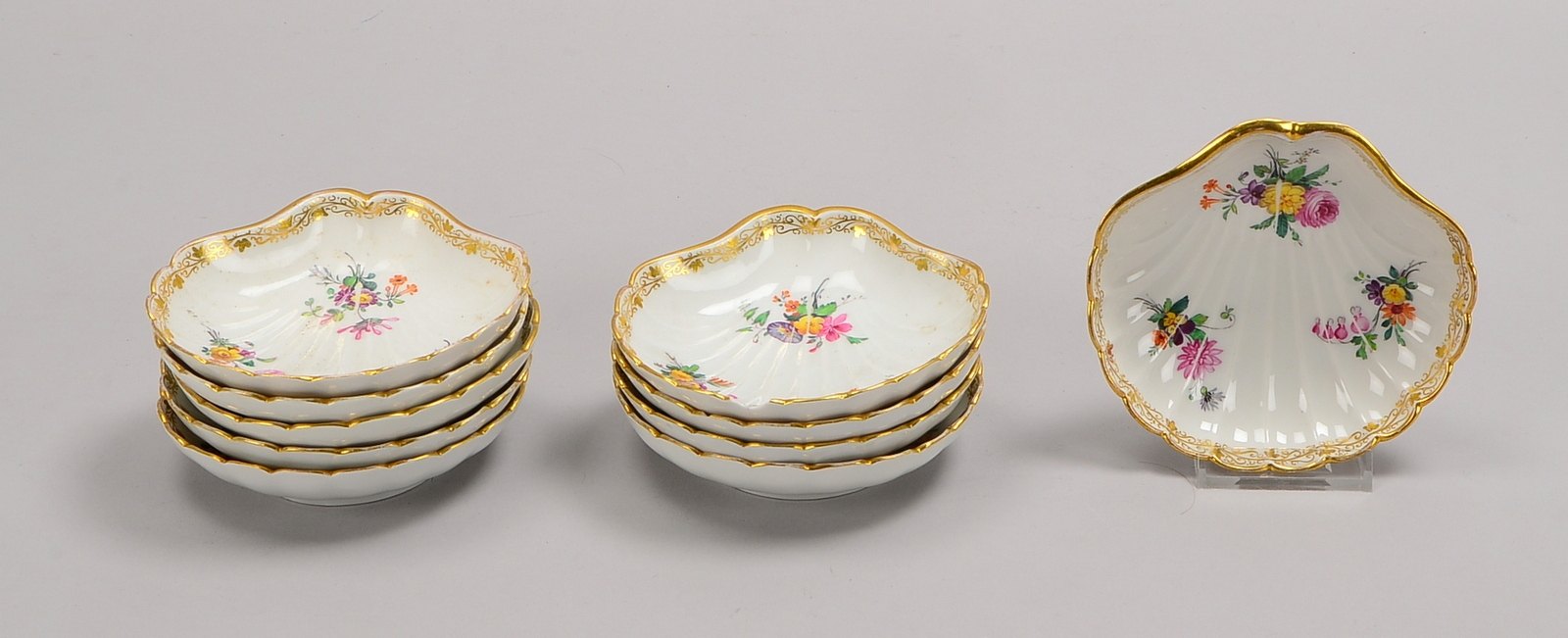 KPM Berlin, 10 Muschelschalen, Form Neuozier, mit Rokoko-Kante, Goldrand; Ø 13 cm