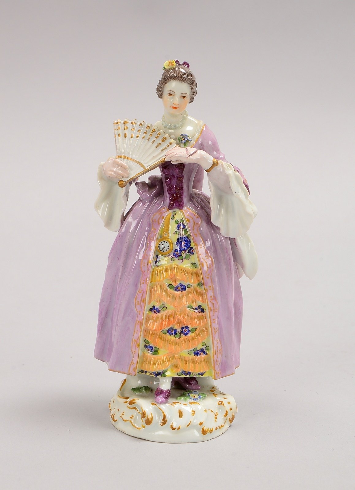 Meissen, Porz.-Figur (Cris des Paris), Kurtisane, Entwurf: P. Reinicke; Höhe 14,5 cm