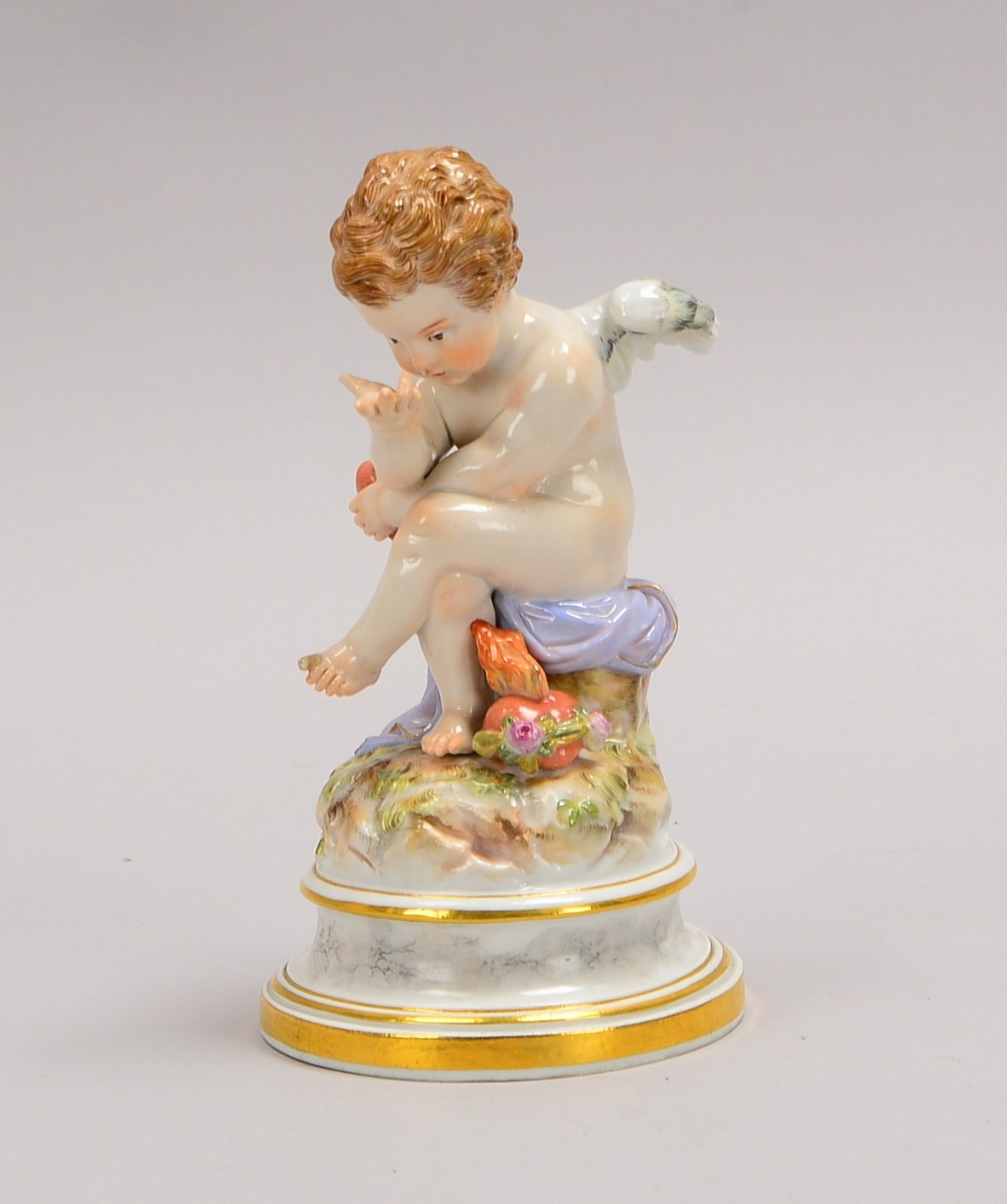 Meissen, Porz.-Figur, Amor philisophiert über die Liebe, L 103; Höhe ca. 16,4 cm
