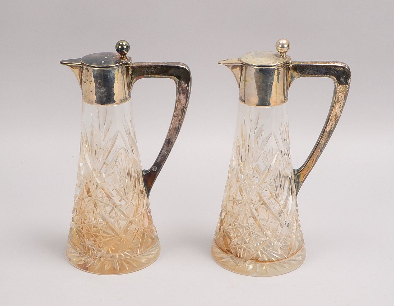 Paar Karaffen (um 1910), Klarglas, Sternenschliff/Rautenschliff, 800 Silber-Montur