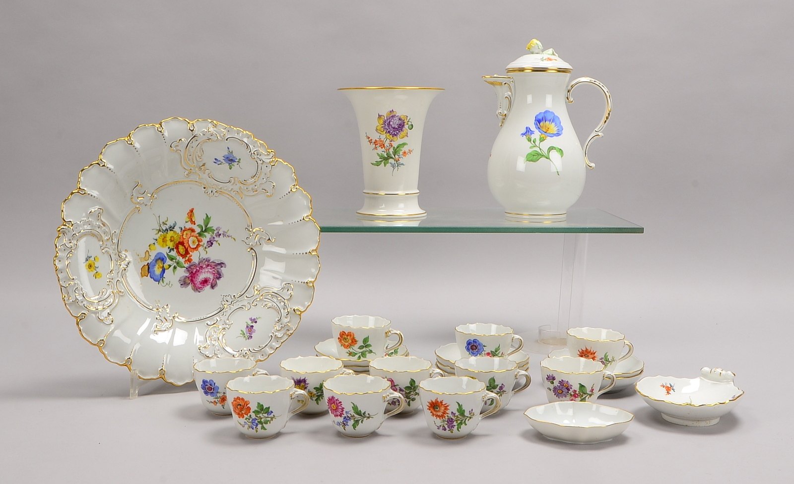 Meissen (2-gestr.), Kaffeeporz.-Konvolut, Dekor Bunte Blume, goldstaffiert