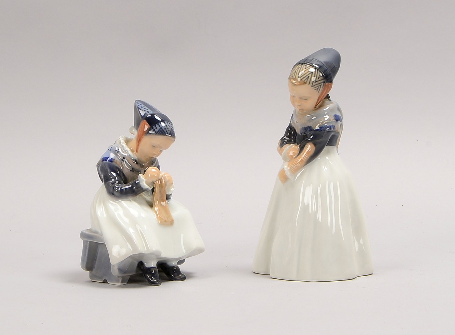 Royal Copenhagen, 2 Sammler-Porz.-Figuren, Mädchenfiguren; Höhe ca. 15 cm/19 cm