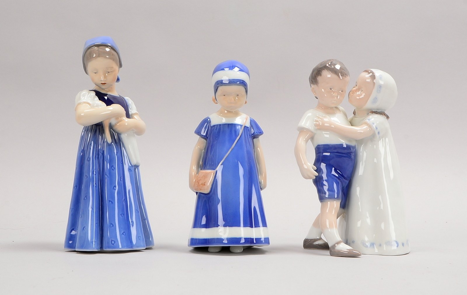 Bing & Grøndahl, 3 Porz.-Figuren: Geschwisterpaar/2x Mädchen; Höhe 17,5 cm/19,5 cm