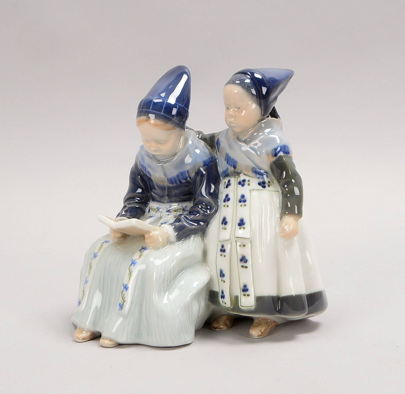 Royal Cop., Porz.-Figurengruppe, Geschwisterpaar beim Vorlesen; Höhe 16,5 cm