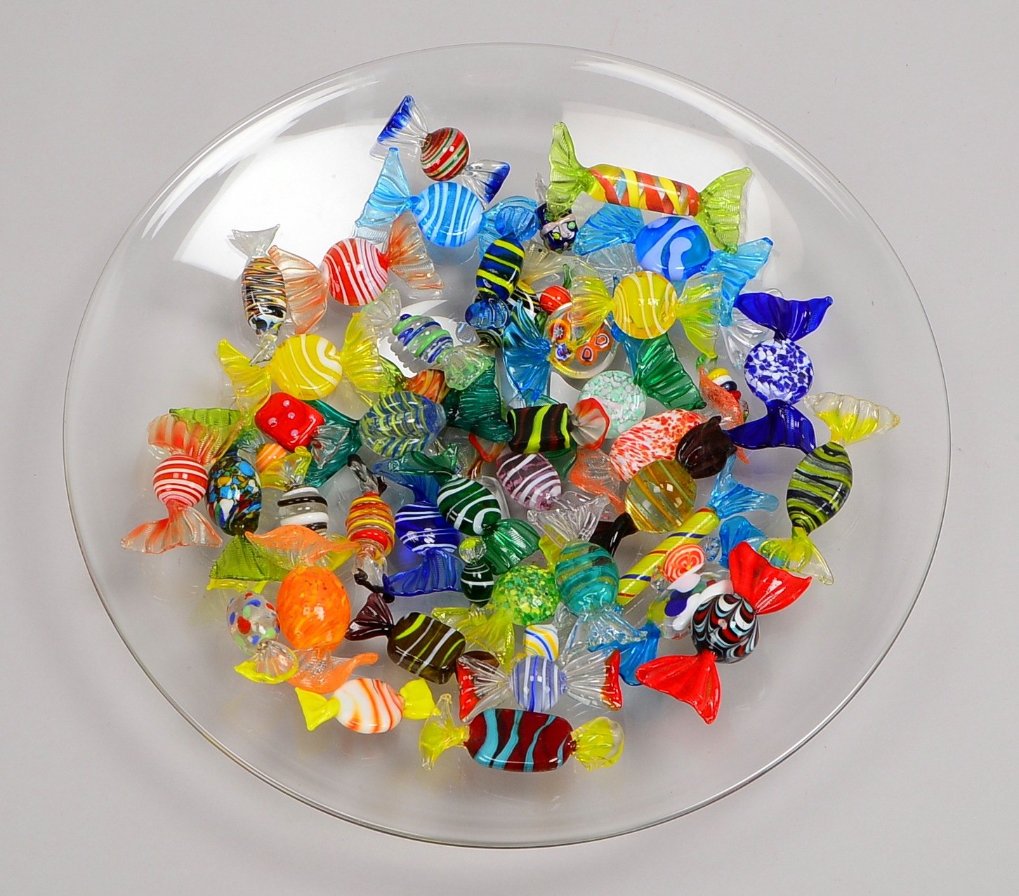 48 Glas-Bonbons (Murano), versch. Größen und Ausf., in Glasschale; Ø 34,5 cm