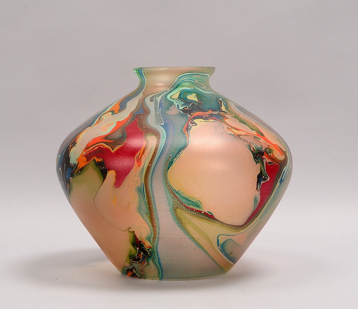 Bouillet, J.-N., Designer-Glasvase, farb. Einschmelzungen, unsigniert; Höhe 24 cm