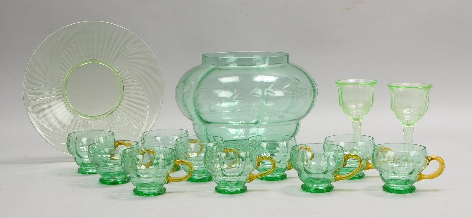 Uranglas-Konvolut, versch. Teile/Ausf.: 1 Bowle, 2x Gläser, 10x Tassen, 1 Teller