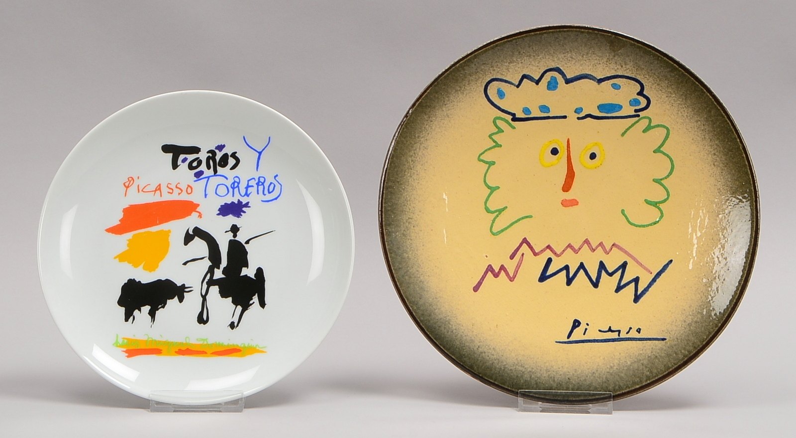 2 Picasso-Sammlerteller: 1x Keramik, 'Living King'; 1x Porzellan, 'Toros y Toreros'