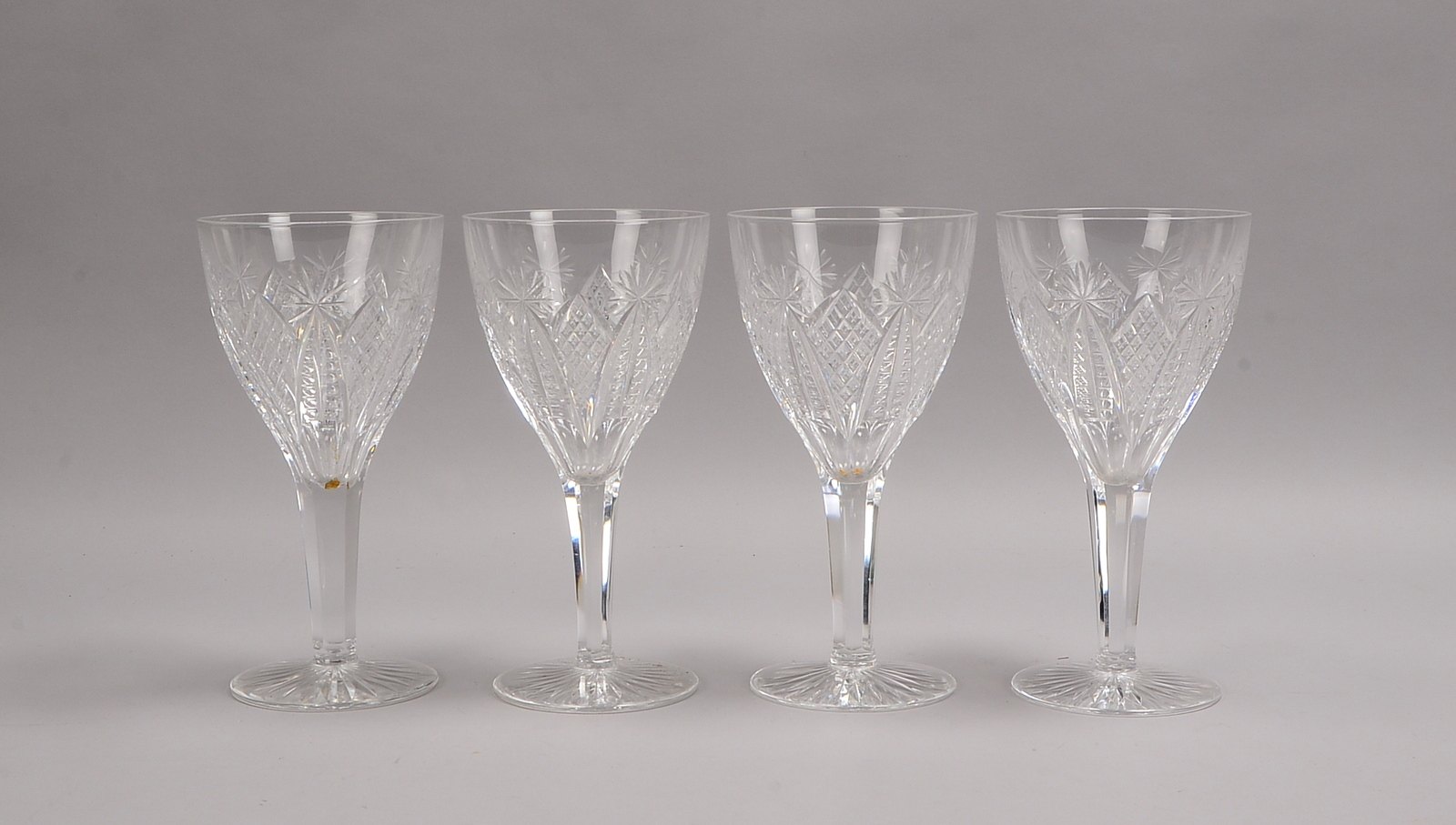 4 Pokalgäser, Bleikristall, fein beschliffen, 6-kantiger Stängel; Höhe 24 cm