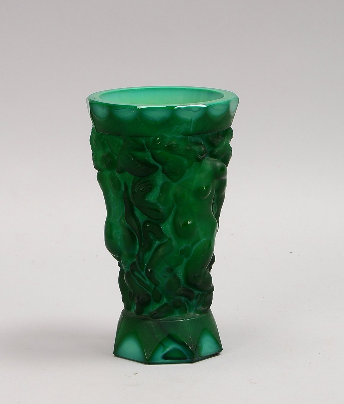 Gablonz (Art déco), Malachitglas-Vase, Entwurf: F. Pazourek (zugeschr.); Höhe 15,5 cm