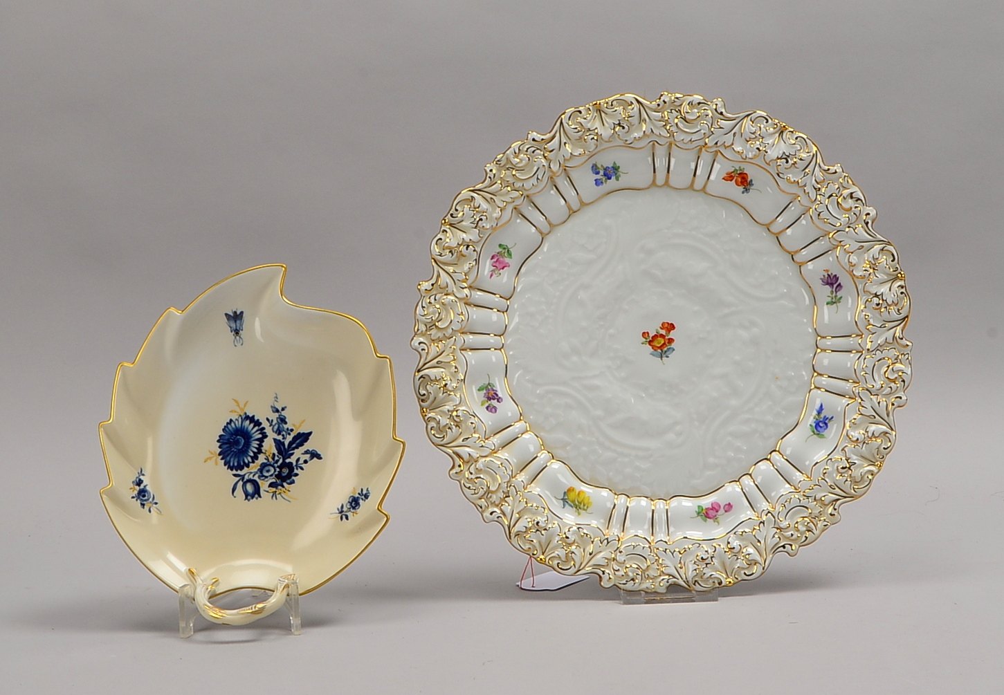 Meissen, Prunkteller, Deutsche Blume, Ø 31,5 cm; und Blattschale, Blaue Blume, Breite 22 cm