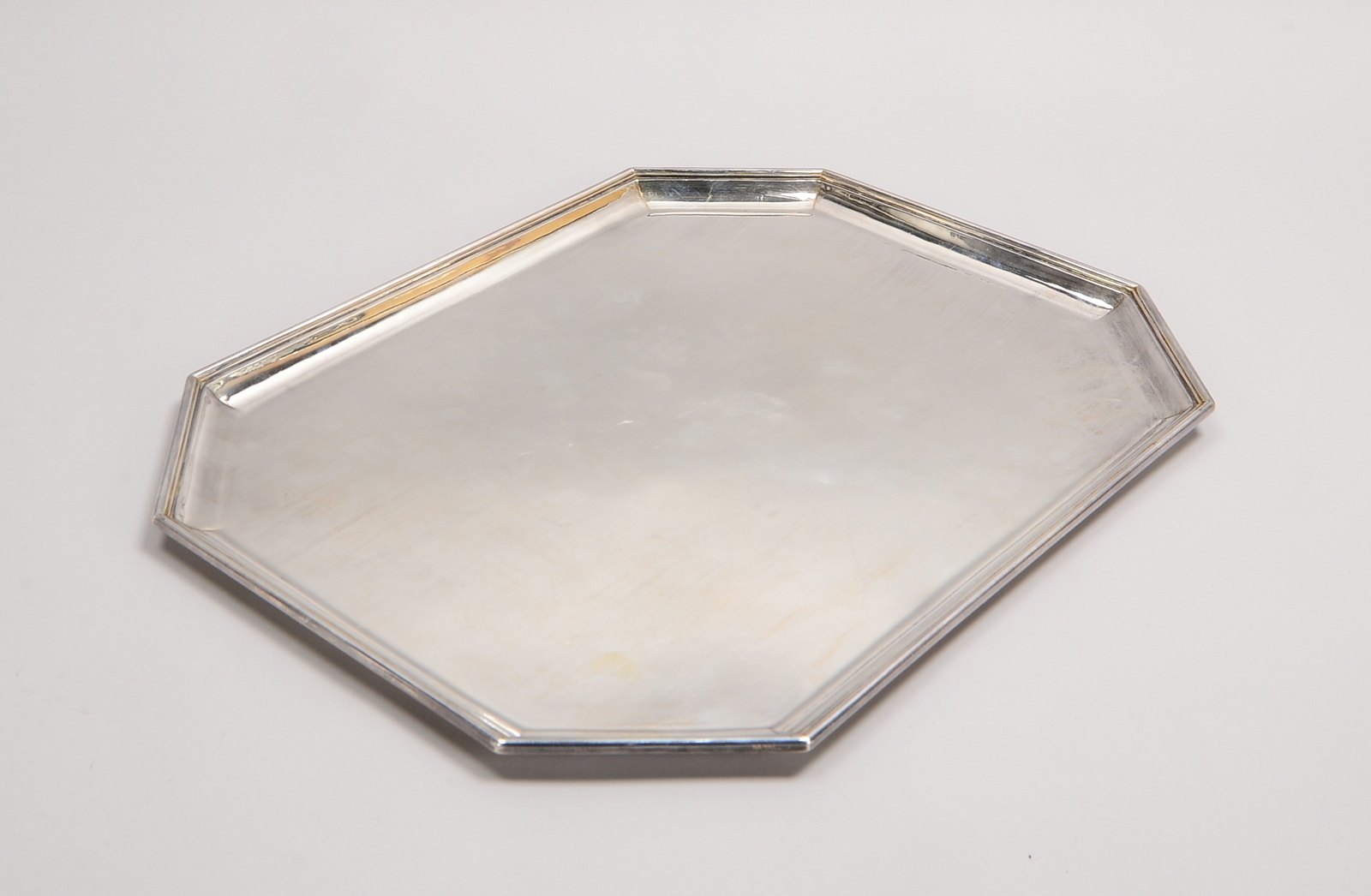 Koch & Bergfeld, Serviertablett, 800 Silber, oktogonale Form; Gewicht 1.440 g