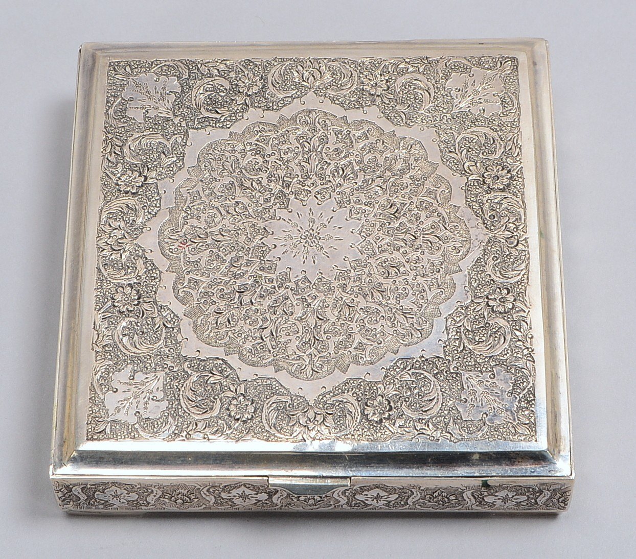 Schatulle (Persien), 84 Zolotniki, quadrat. Form, scharn. Deckel; Gewicht 207 g