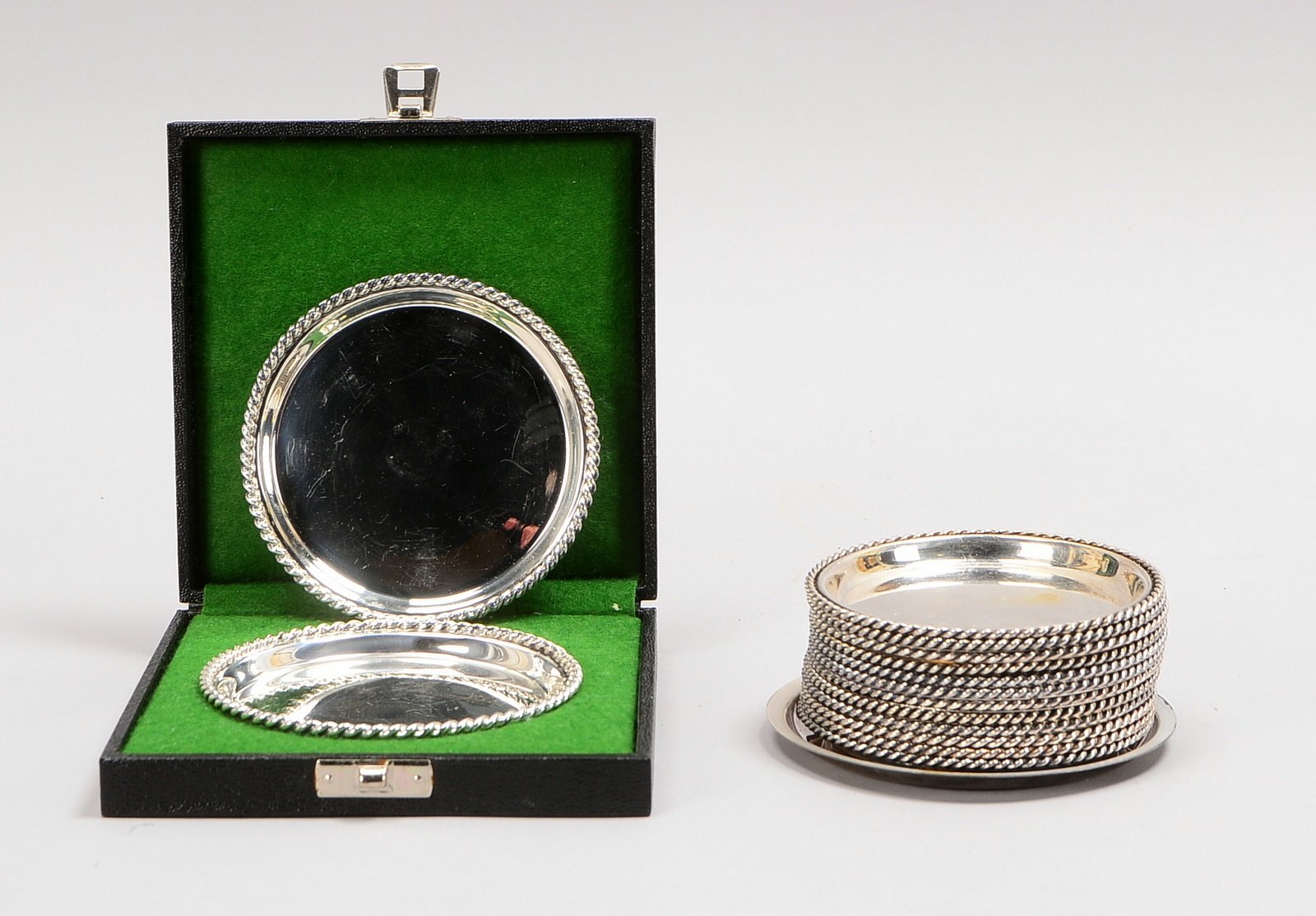 15 Untersetzer: 12x 925 Sterlingsilber, Gewicht 575 g; 3x 835 Silber, Gewicht 189 g