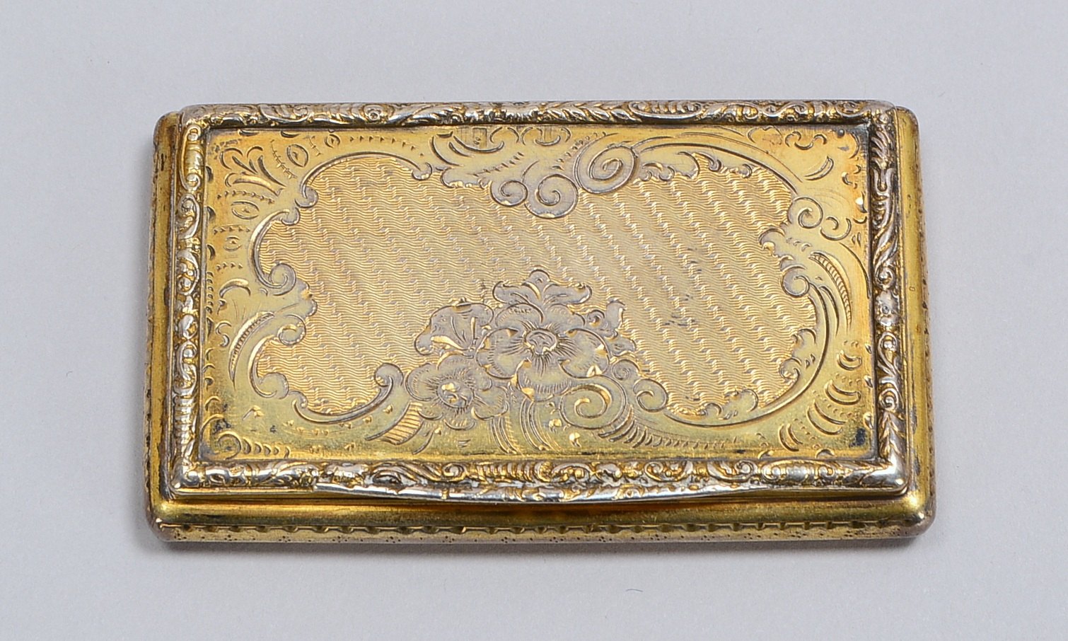 Visitenkarten-Etui, Silber, rocaill. Relief, Innenverg., scharn. Deckel; Gewicht 73 g