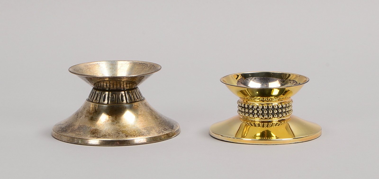 2 Kerzenhalter: 1x 925 Silber, Höhe 4 cm; 1x 835 Silber, Höhe 4,5 cm - jeweils gefüllt!