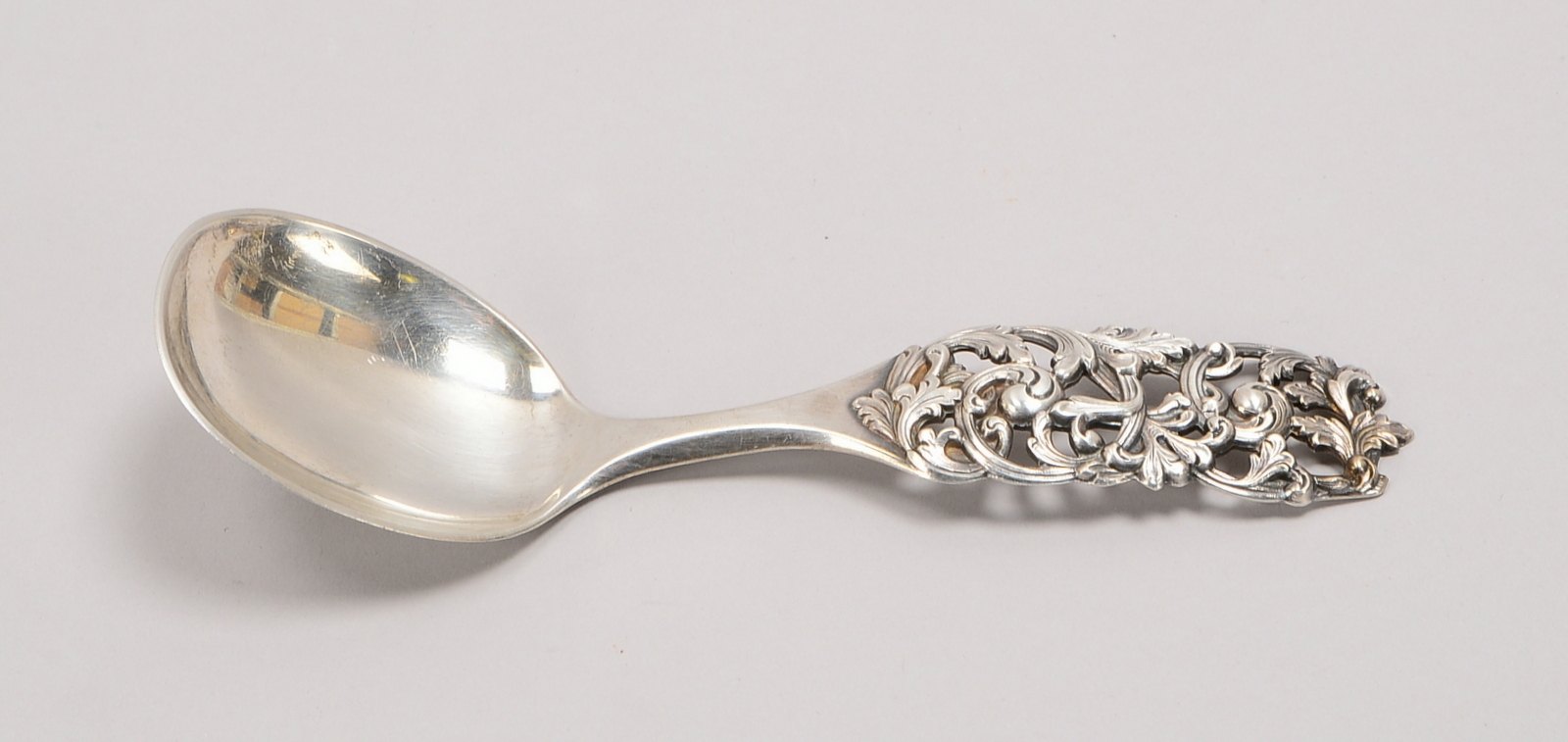 Vorlegelöffel, 830 Silber (punziert), floral durchbr. Stiel; Länge 18 cm, Gewicht 72 g