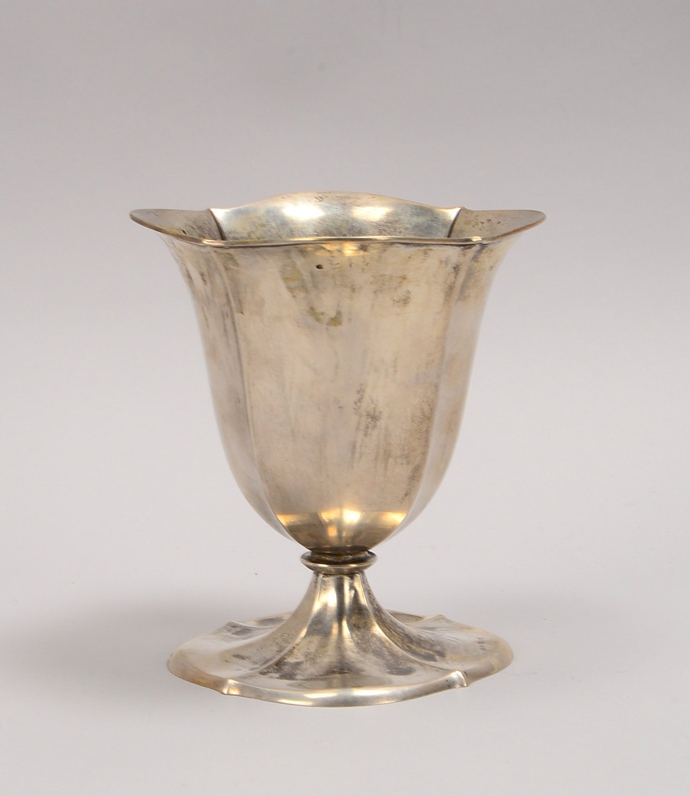 Tischvase, Silber (Handarbeit, mehrf. punziert - ungedeutet); Höhe 15,5 cm, Gewicht 252 g
