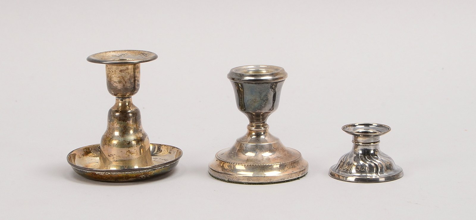 3 Kerzenleuchter, versch. Silbergehalte/Ausf., 2x gefüllt; Gewicht 155 g