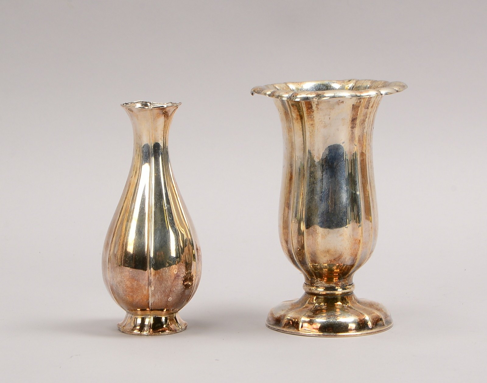 2 Vasen: 1x 835 Silber, Höhe 15,5 cm/1x 800 Silber, Höhe 14,5 cm; Gewicht 264 g