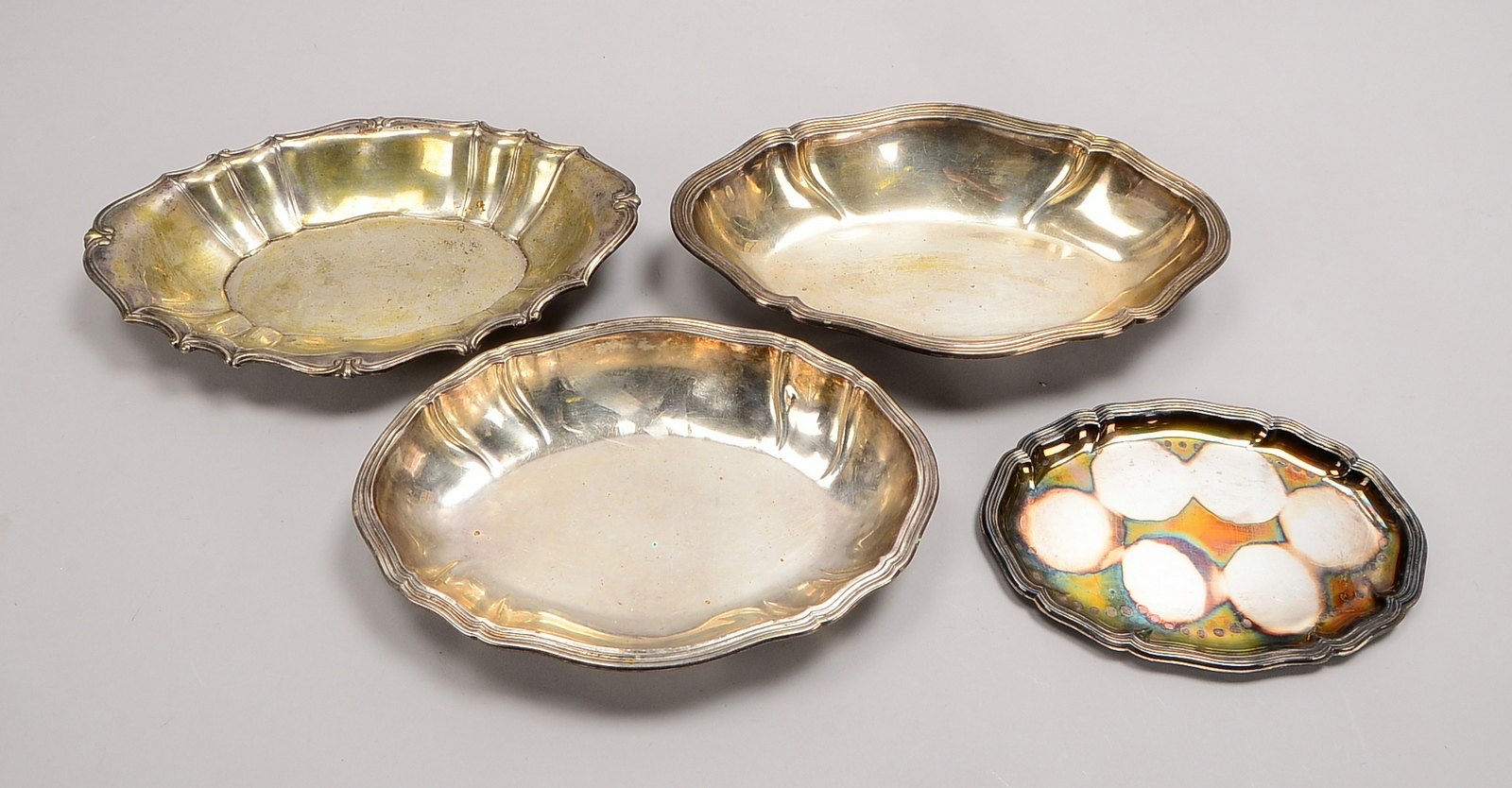 4 Servierteile, 800 Silber: 3x Schalen/oval, Barockrand, und kl. Tablett/oval; Gewicht 920 g
