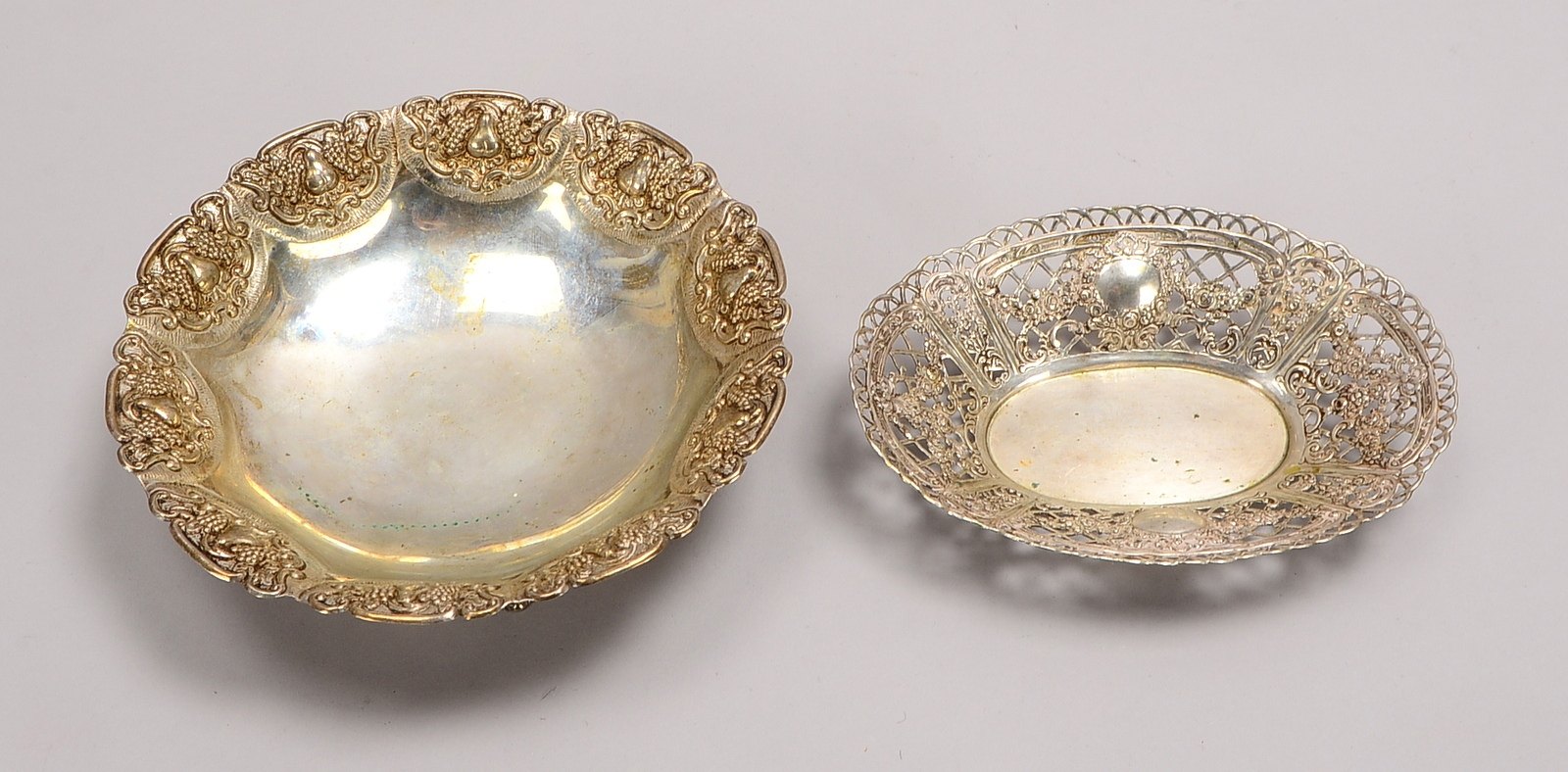 2 Schalen, 835 Silber, versch. Ausf. (1x oval, fein durchbr., 1x rund); Gewicht 315 g