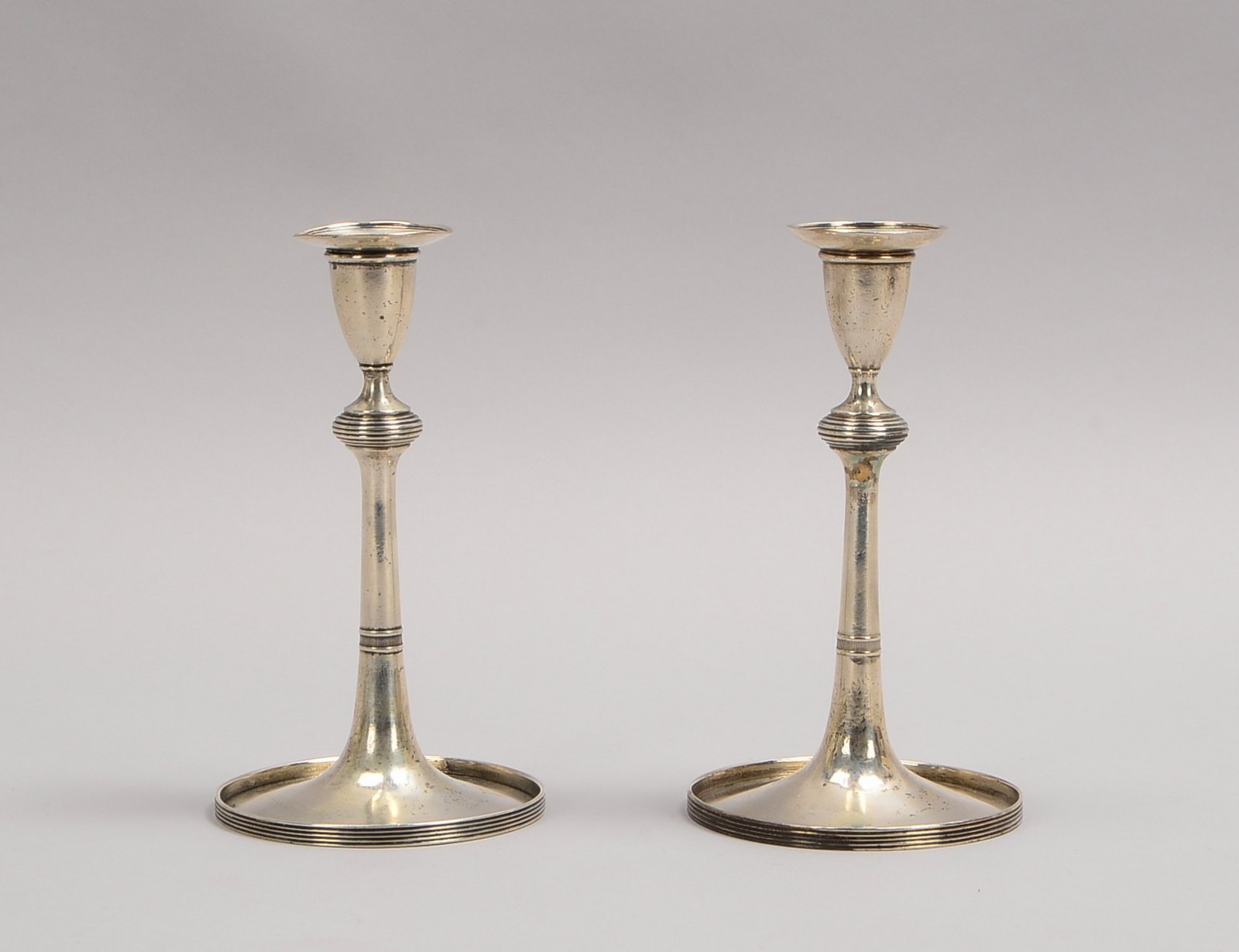 2 antike Kerzenleuchter, 13-löt. Silber, unters. monogr./datiert 1802; Gewicht 498 g