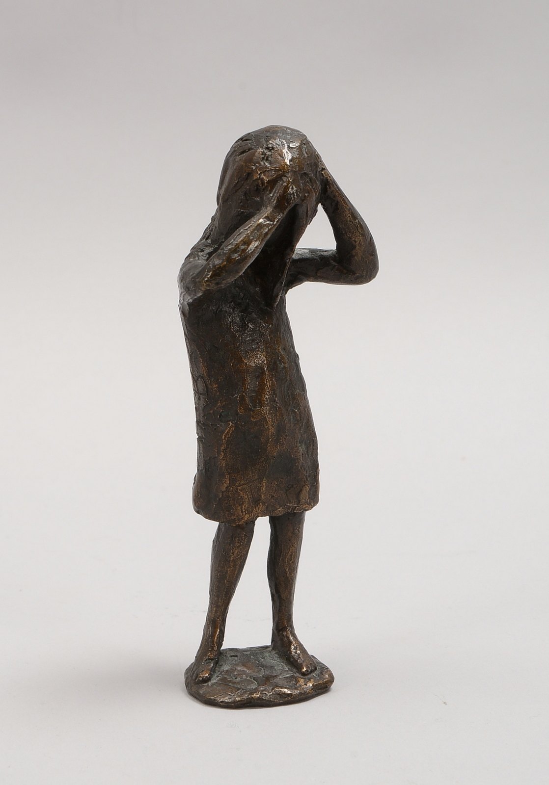 Fellner, Renate, Bronzefigur, Sich kämmendes Mädchen, Aufl.: 100; Höhe 17 cm