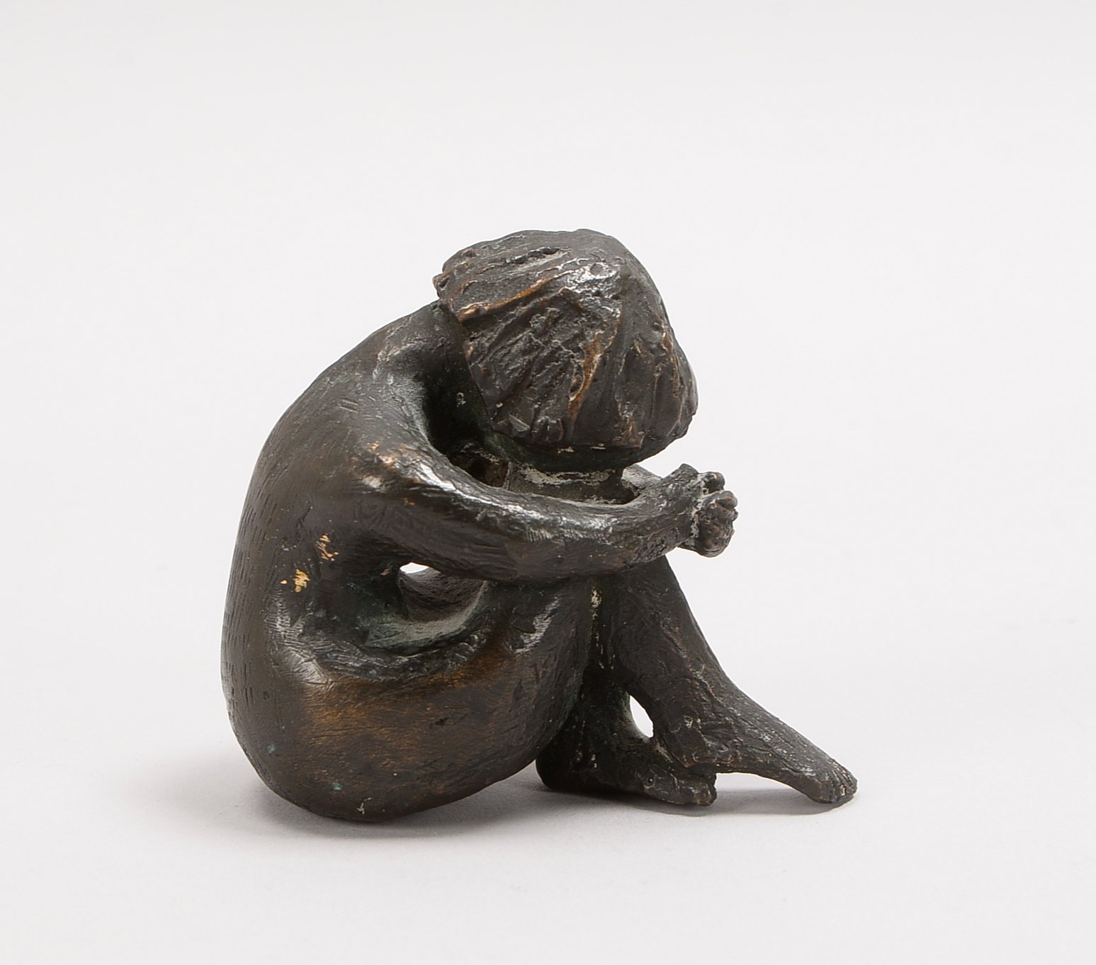 Fellner, Renate, Bronzefigur, Kleines Kind, Auflage: 100; Maße 8 x 8,5 x 4,5 cm
