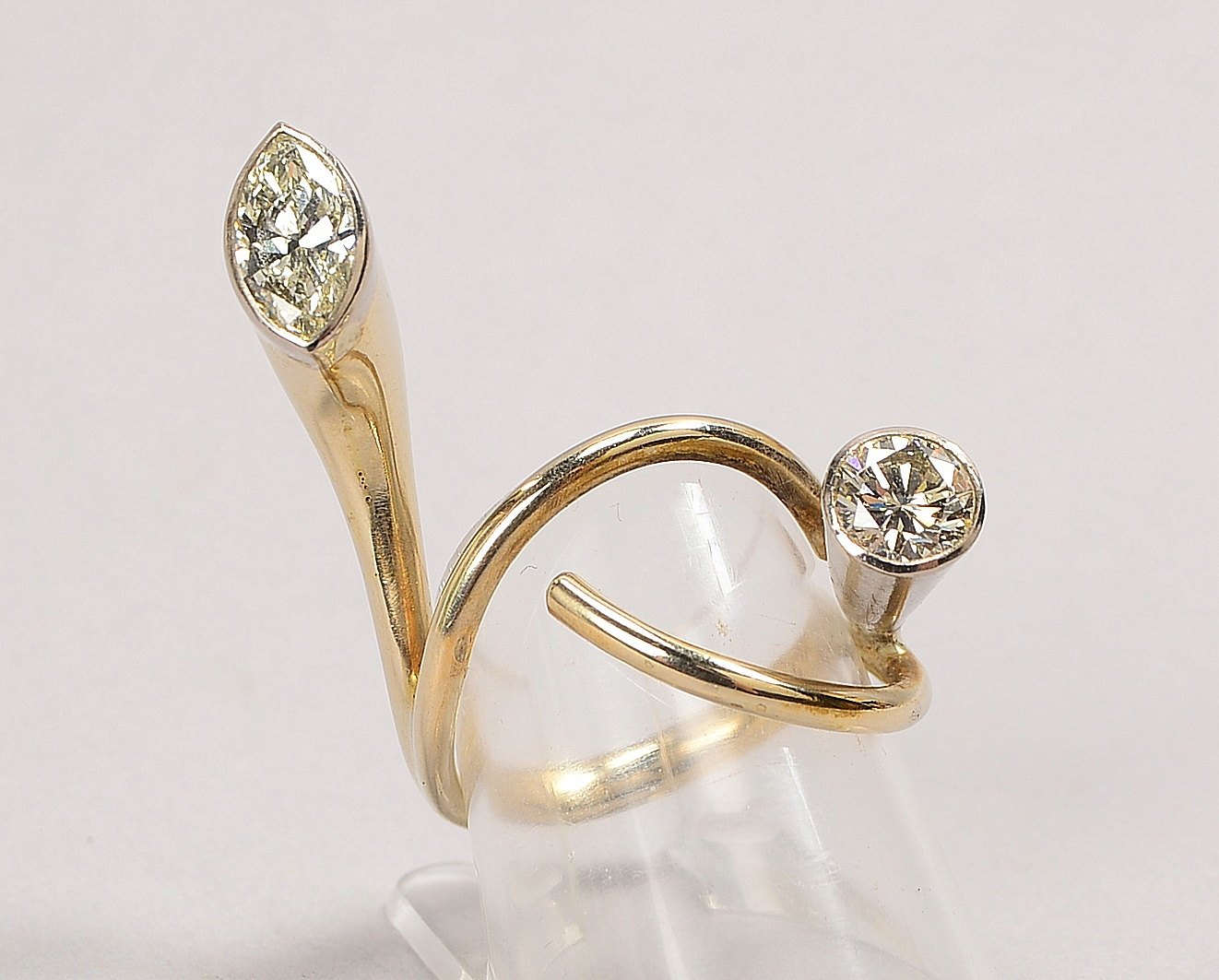 Designer-Ring, 750 GG (gest.), mit Brill./ca. 0,90 ct, und Diam./ca. 0,95 ct; Gewicht 9,80 g