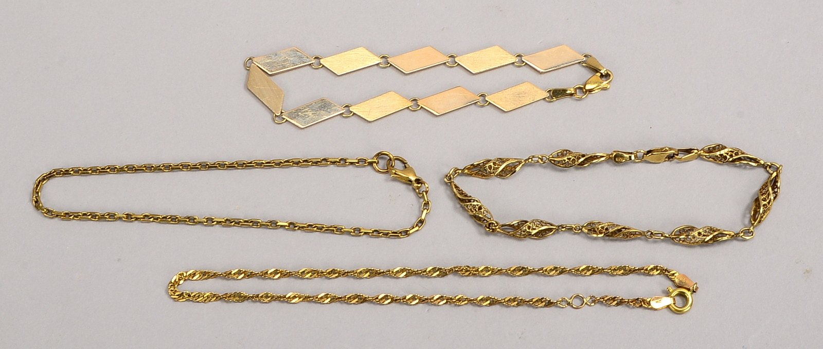 3 Armbänder/1 Fußkettchen, 333 GG (gest.), versch. Ausf., Karabinerschließe; Gewicht 13 g