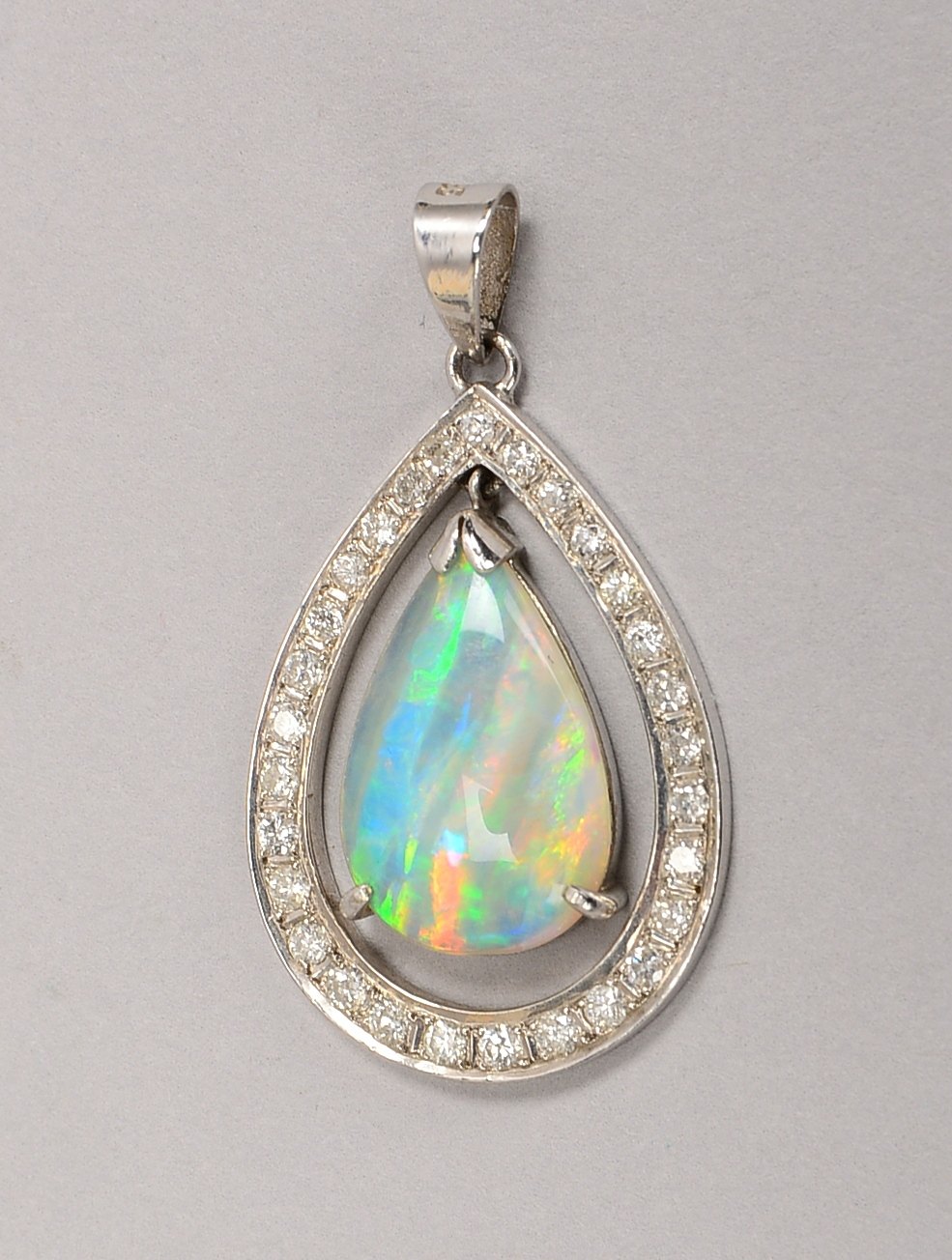 Anhänger, 585 WG (gest.), bewegl. Opalcabochon und Diamanten; Gewicht 6,80 g