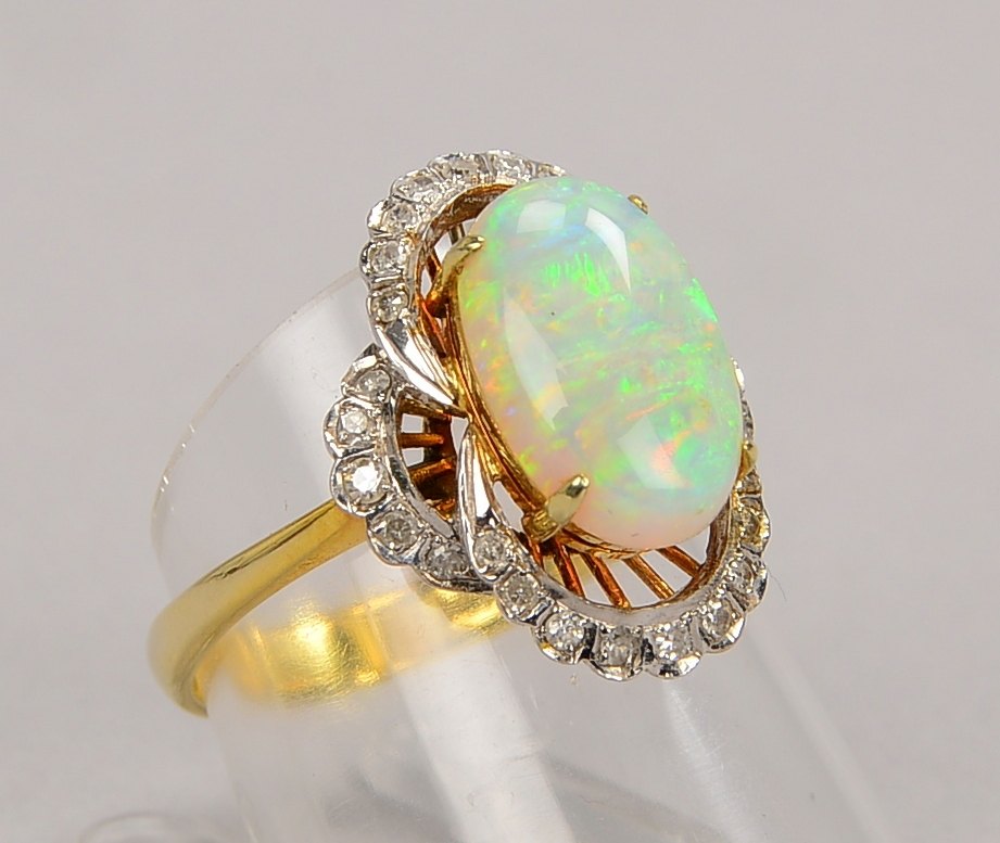 Ring, 585 GG/WG (gest.), mit Opalcabochon und Diamanten; Gewicht 4,60 g