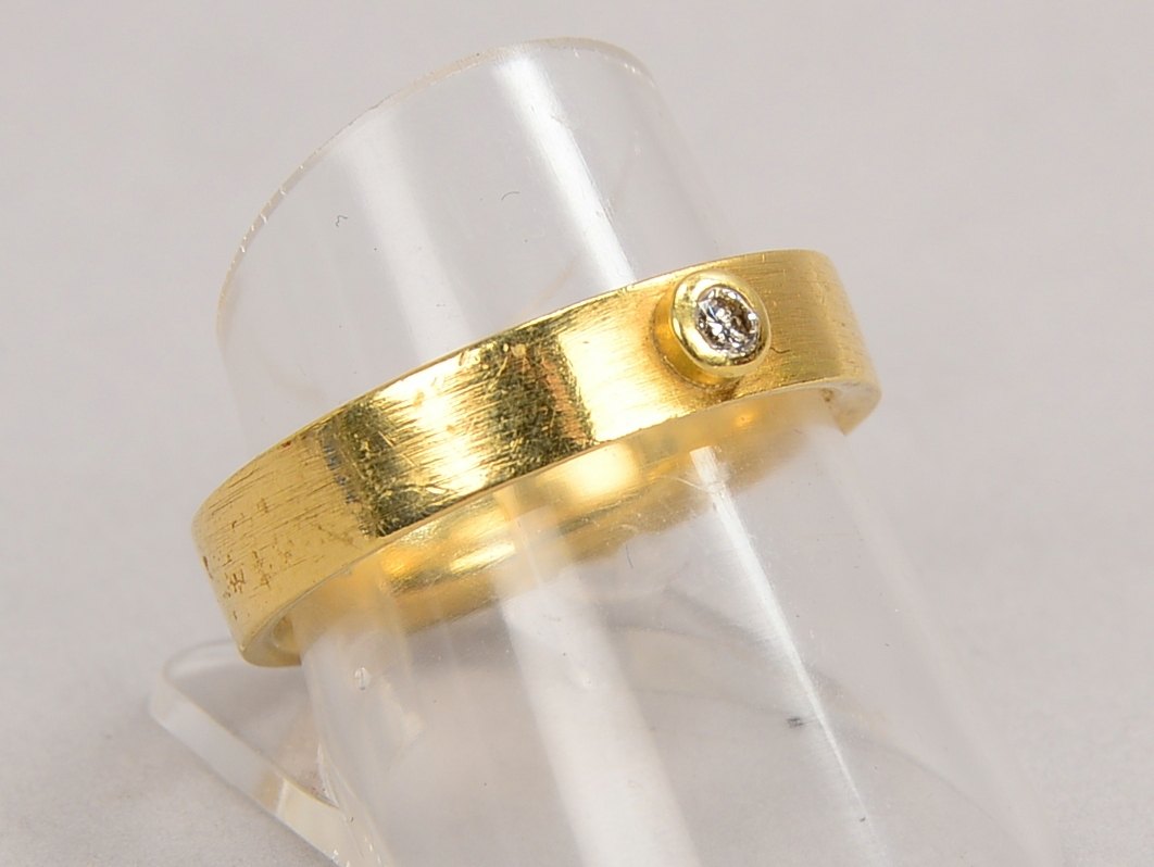 Bandring, 585 GG (gest.), mit kl. Brillant von ca. 0,05 ct; RG 57, Gewicht 6,80 g