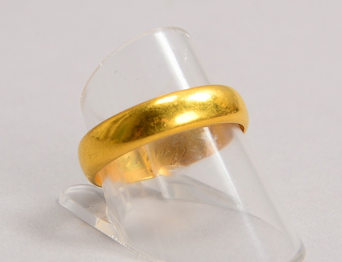 Ring, 900 GG (gest.), innen Namensgravur und Datierung; RG 57, Gewicht 5,10 g