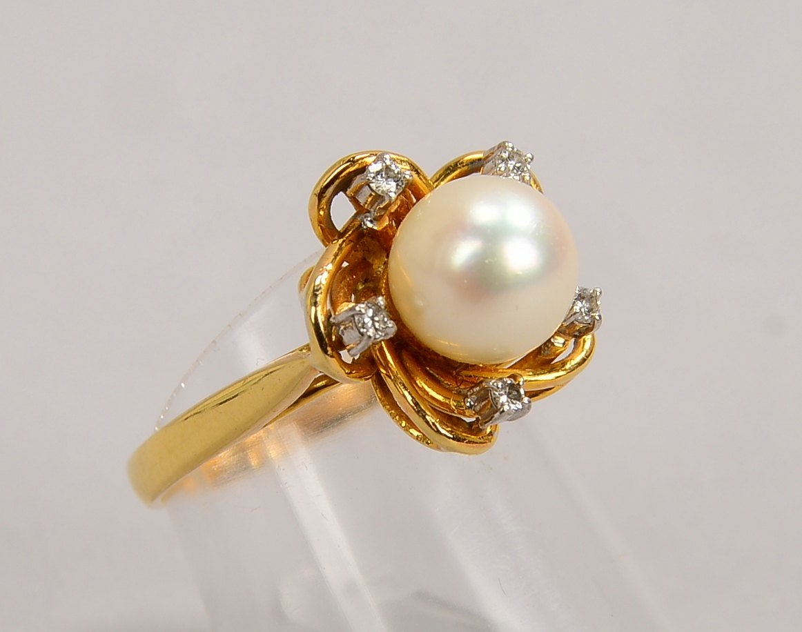 Ring, 750 GG (gest.), besetzt mit Perle und 5 Diamanten; RG 52, Gewicht 5 g