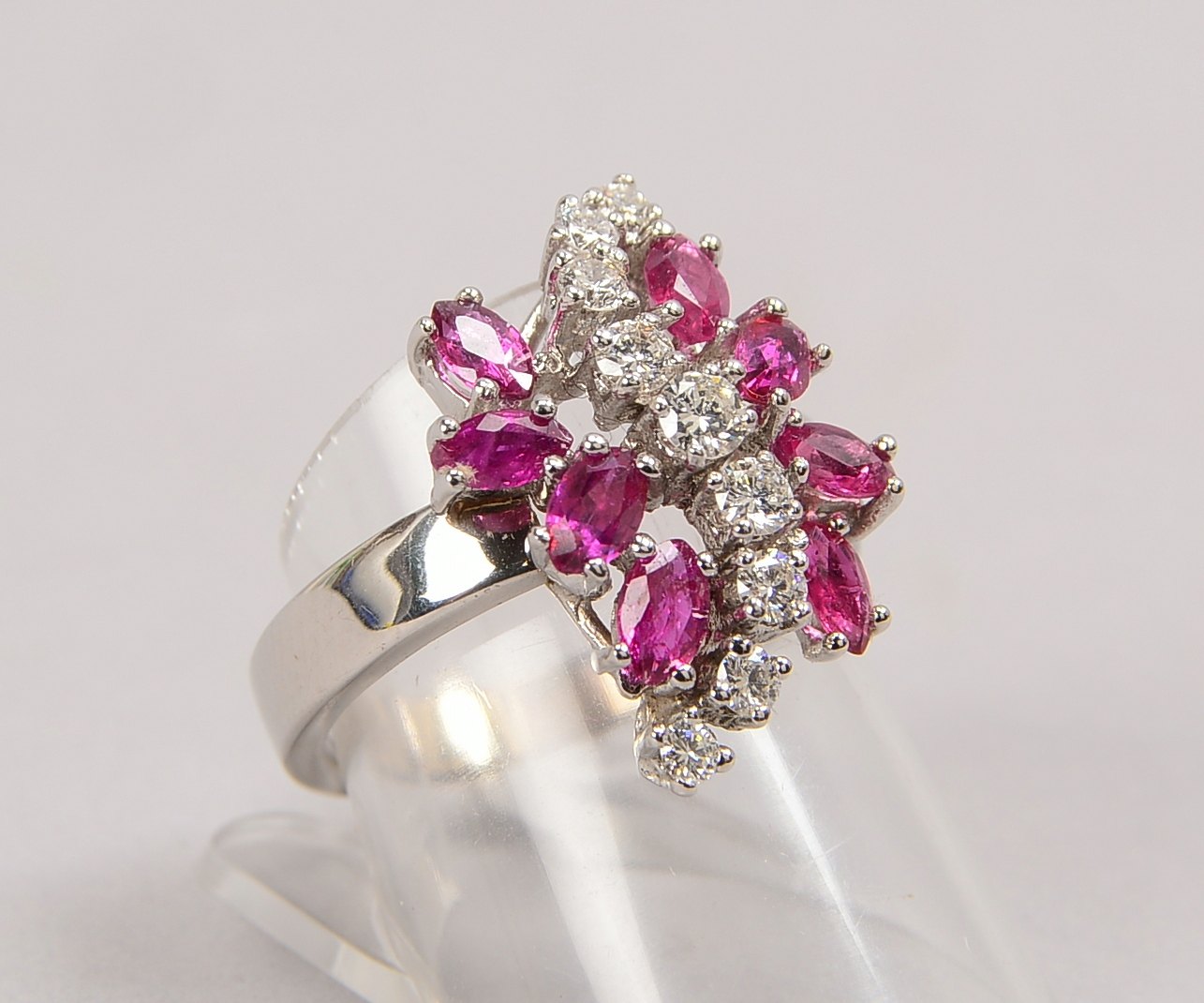 Ring, 585 WG (gest.), mit 8x Rubinen und 9x Brill.; RG 58, Gewicht 7,50 g