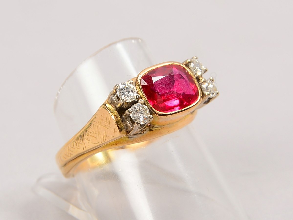 Ring, 585 GG (gest.), mit ovalem Rubin und 4x Brill.; RG 57, Gewicht 7,40 g