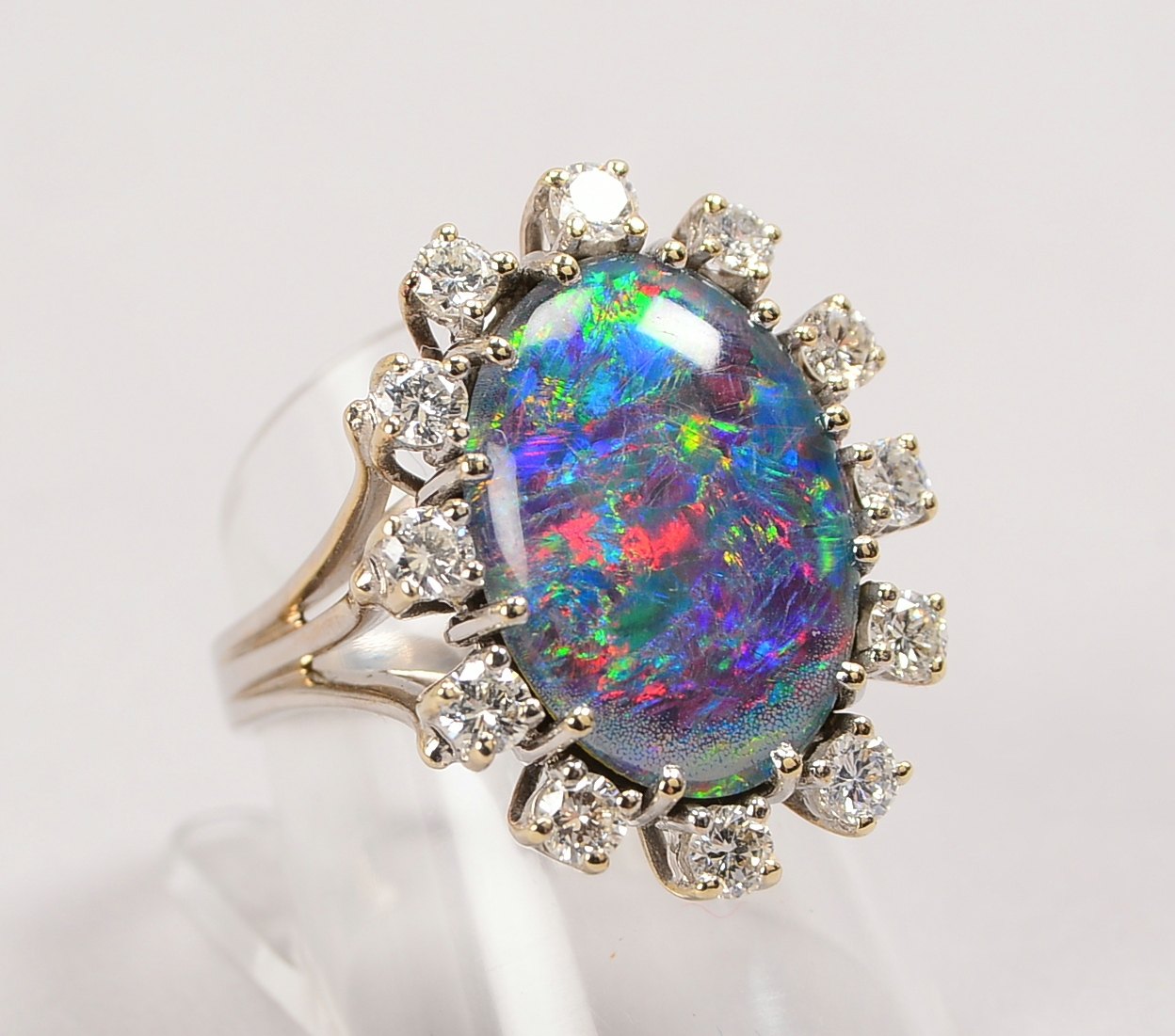 Ring, 585 WG (gest.), Opalcabochon mit Entourage aus Diam.; RG 57, Gewicht 8,60 g