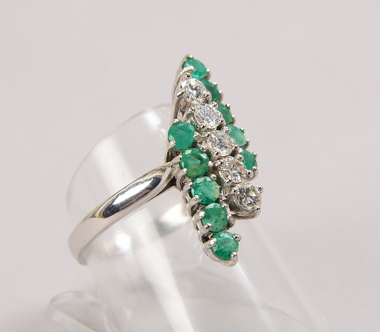 Ring, 750 WG (gest.), mit 10x Smaragden und 5x Brill.; RG 55, Gew. 4,60 g