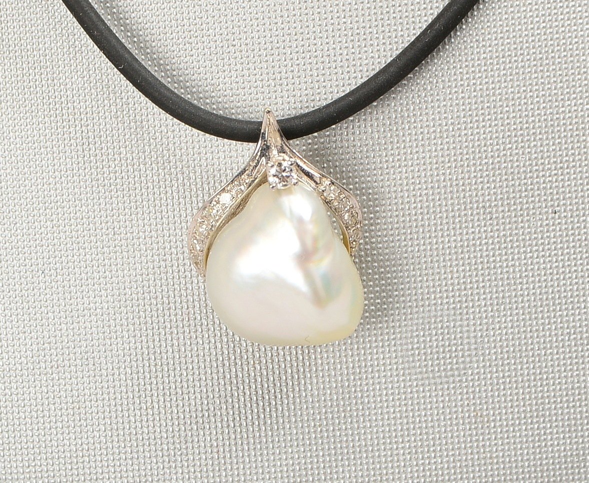 Anh., 585 WG (gest.), mit Südseeperle und 11x Diam./ca. 0,21 ct; anbei 1 lose Perle