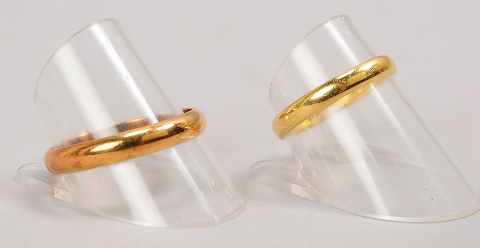 Paar Eheringe, 585 RG/WG (gest.), Innenschiene grav.; RG 56/66, Gewicht 6,10 g