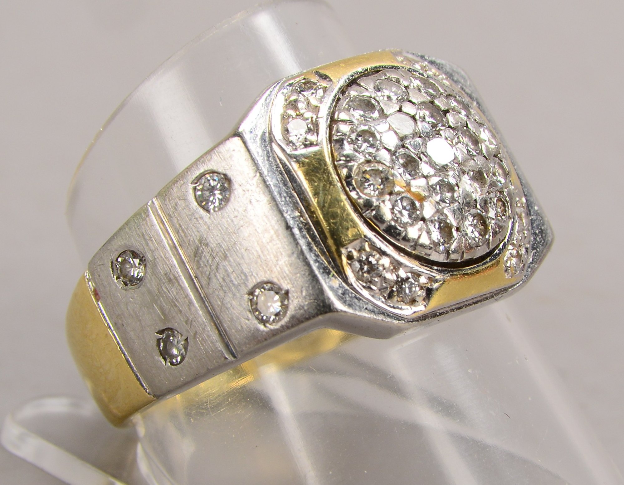 Ring (Cartier- Stil), 585 WG/GG (gestempelt), mit vielfachem Brillantbesatz/teils in Pavé-Fassung; R