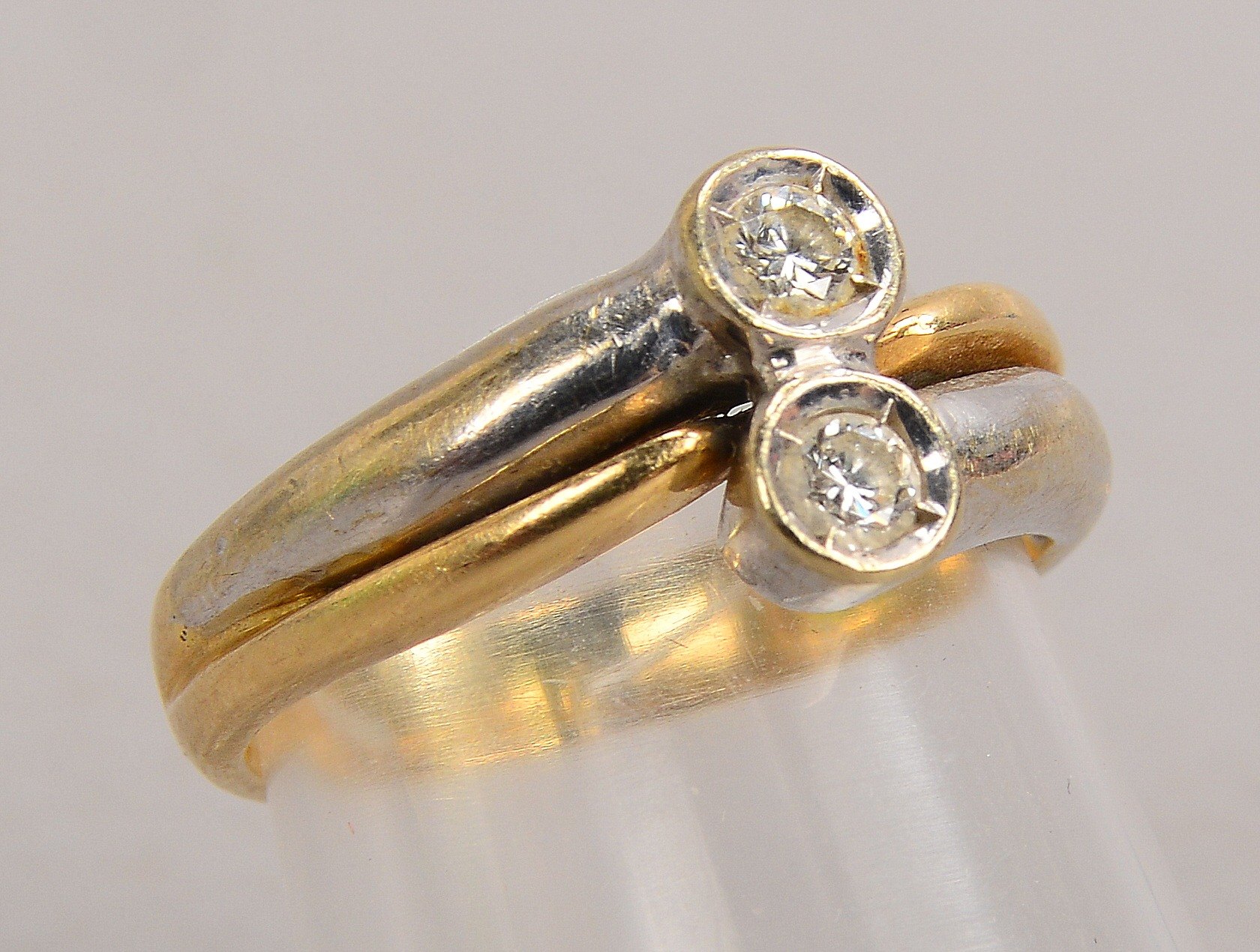 Ring, 585 GG/WG (gestempelt), mit 2-fachem Brillantbesatz/zusammen ca. 0,20 ct; RG 52, Gewicht 5,50