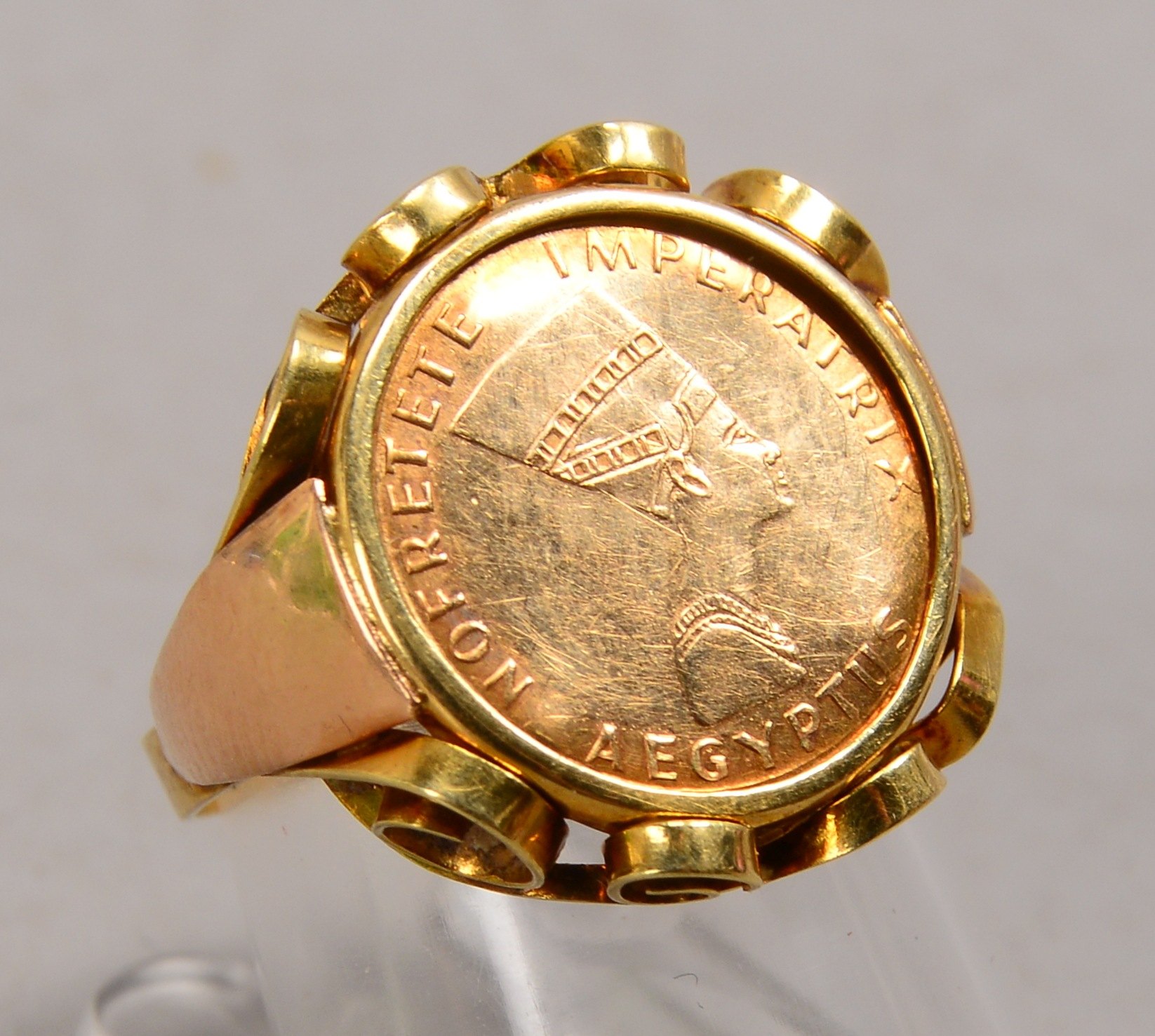 Ring, 585 GG (gestempelt), besetzt mit Gedenkmünze, 'Nofretete Imperatrix Aegyptus', min. 8 kt Gold;