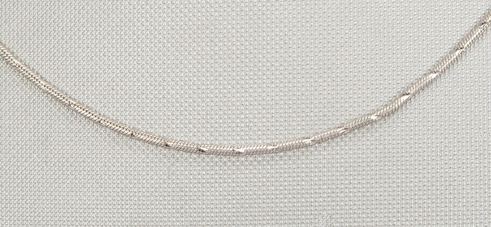 Schlangenkette, 585 WG (gest.), mit Karabinerschließe; Länge 50 cm, Gewicht 7,40 g